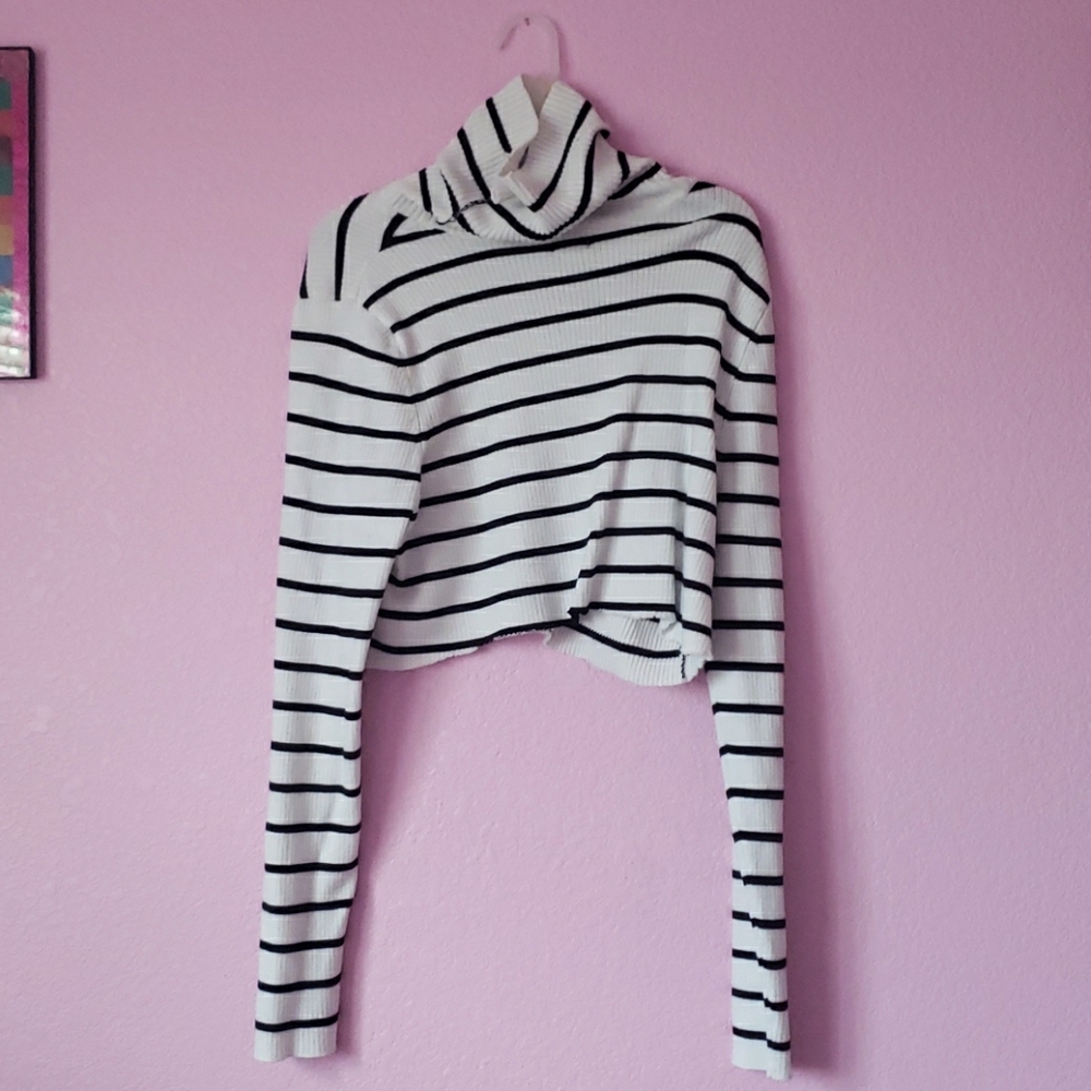 Cute black and white stripes crop top
